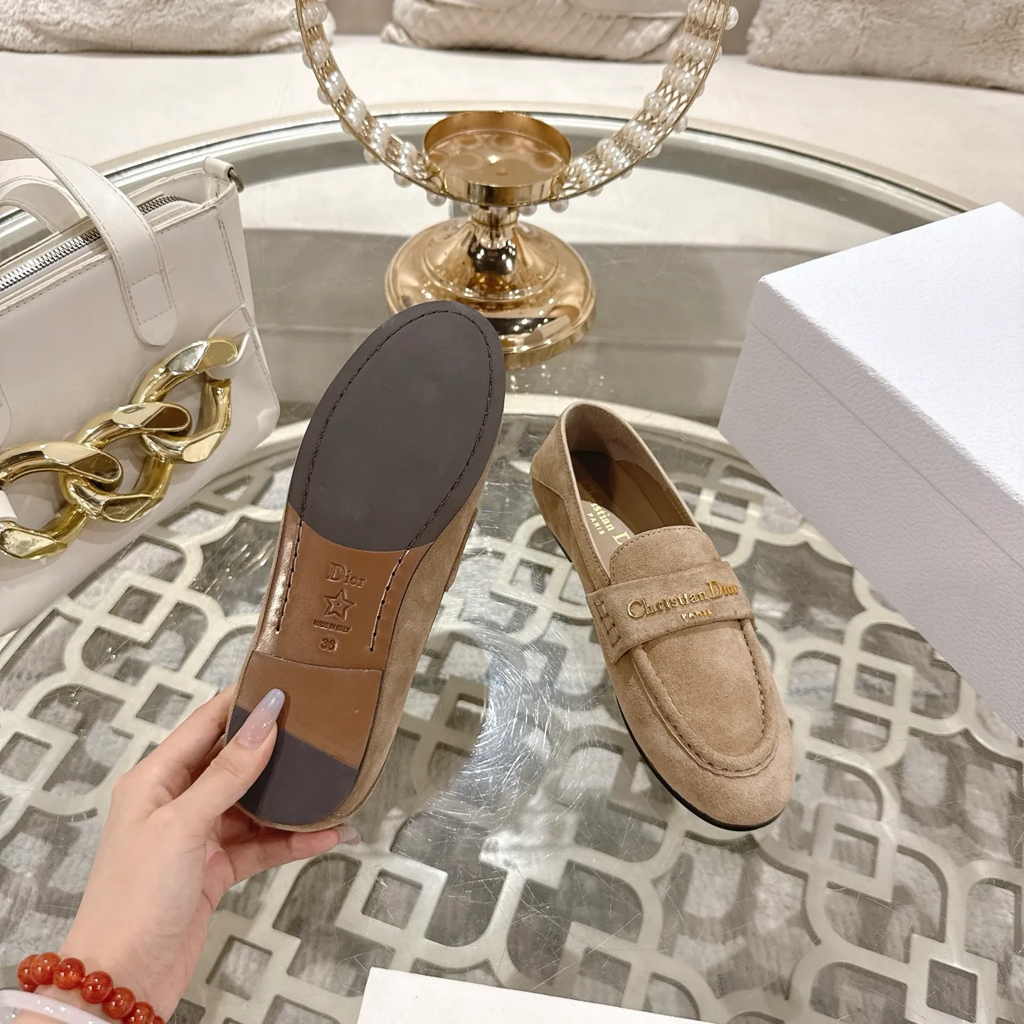 👟👟Ex-factory price 640👟👟 🍸 Dior Dior | 2025 ˢˢD Home 2025 Spring and Summer New Products The latest popular slip-on letter buckle loafers series〰 Original purchase, development and production👍🏻This Dior loafer is carefully made of black glossy cow leather, and the front letter plate is decorated with golden tone Christian Dior Paris logo. Paired with a leather-injected outsole, it adds classic style to any casual look. Upper: original cowhide/cow suede, lining: cowhide, outsole: injection molded leather outsole imported from Italy, heel height: 1cm, size: 35-42 (customized at 40.41.42)